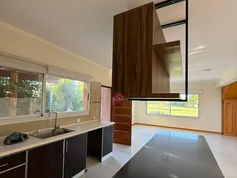 Casa 5 ambientes con 4 baños