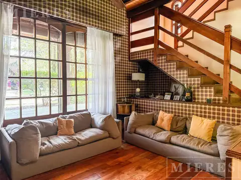 Casa en Venta con 3 cocheras