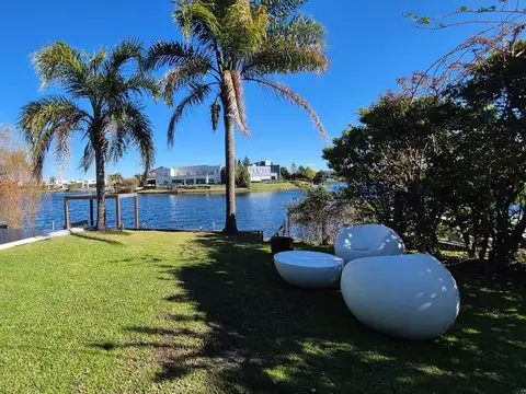 Bajó de precio - Casa a la laguna, pileta, muelle en Nordelta