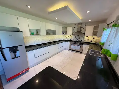 Casa en Alquiler Temporal con 1 cochera