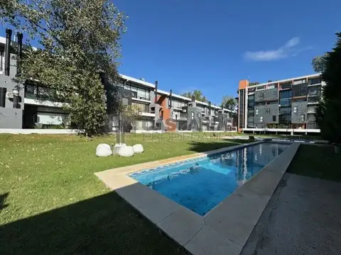 Hermoso departamento de 3 ambientes con patio privado, parrilla y 1 cochera