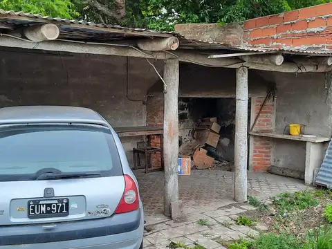 BARRIO BELGRANO / CALLE BRASIL Y LEANDRO ALEM-CASA- 3 AMBIENTES- ENTRADA PARA VEHÍCULOS-QUINCHO