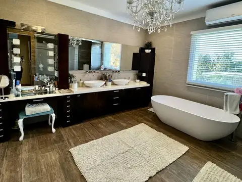 Casa 8 ambientes con 5 baños