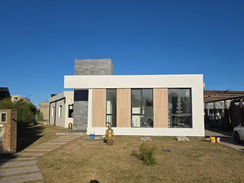 Venta casa 4 ambientes en el Club de Campo La Martona