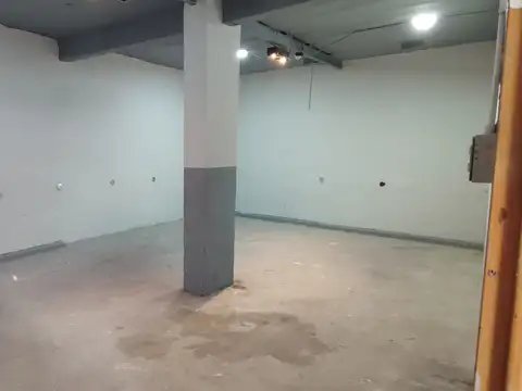 EN ALQUILER - DEPOSITO EN PH AL FONDO- AMPLIO PASILLO IDEAL GUARDADO DE MERCADERIA