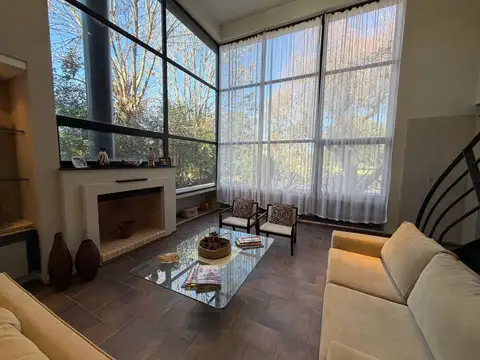 Casa en Venta con 3 cocheras