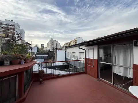HERMOSO PH DE 4 AMB, CON UNA SUPERFICE PROPIA DE 120,48M2,  EN PLANTA BAJA, CON GALERIA CUBIERTA Y GRAN TERRAZA. QUINCHO CON PARRILLA