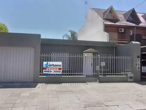Casa  4 Amb con cochera - Lomas Del Mirador