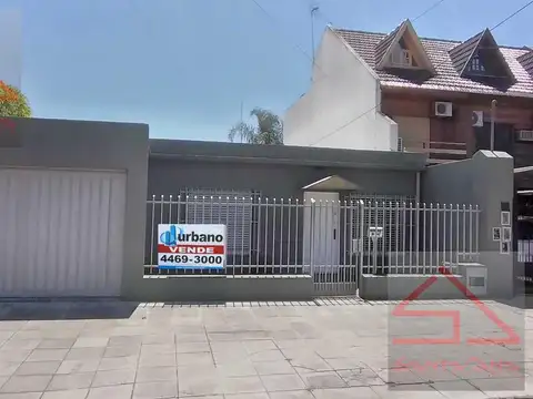 Casa  4 Amb con cochera - Lomas Del Mirador