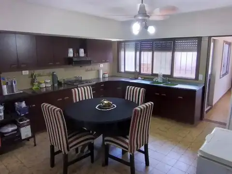 Casa  4 Amb con cochera - Lomas Del Mirador