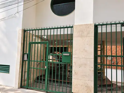 FLORIDA. SEMII-PISO de 2 ambientes con cochera.  Muy amplio. Muy luminoso en ideal zona comecial de Vicente López a 5 cuadras de Puente Saavedra