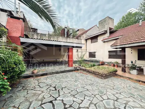 Casa en Venta con 2 cocheras