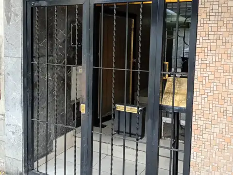 MONOAMBIENTE A LA CALLE CON BALCON A 1 CUADRA DE AVDA. RIVADAVIA Y DE PLAZA ONCE.