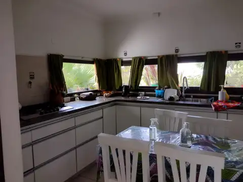 Casa 9 ambientes con 2 baños