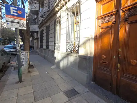 5 AMBIENTES EN EDIFICIO SEÑORIAL EN ESQUINA, APTO VIVIENDA Y ESTUDIOS PROFESIONALES