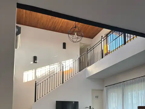 Casa en de 3 dormitorios c/ cochera en Altos de Matheu