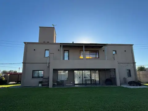 Casa 8 ambientes con 3 baños