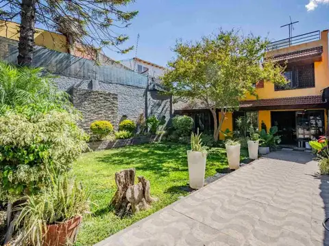 Venta Chalet con quincho y cochera en Loma Hermosa