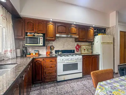 VENTA CASA 5 AMBIENTES PARQUE Y QUINCHO EN CAMET