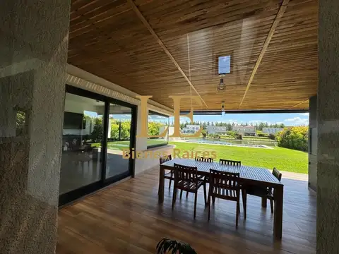 Casa 5 ambientes con 4 baños