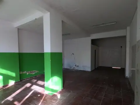 Local 55mts, a la calle, con baño.