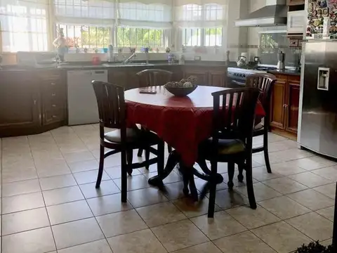 Casa 5 ambientes con 4 baños