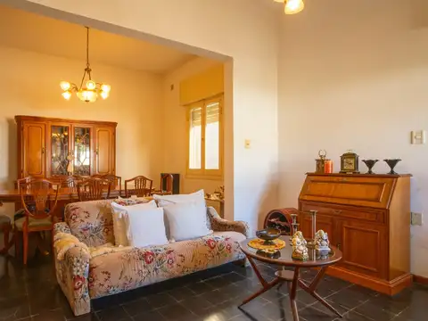 VENTA – Casa con 3 dormitorios y patio en Cañada de Gómez.