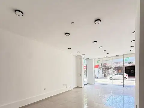 ALQUILER de local comercial de 58 m2 propios en Crisóstomo Álvarez al 600, Zona Centro, SMT