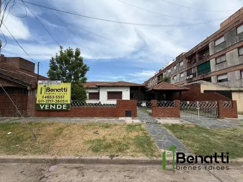 Casa en LOTE PROPIO. 4 AMBIENTES CON JARDIN Y PILETA
