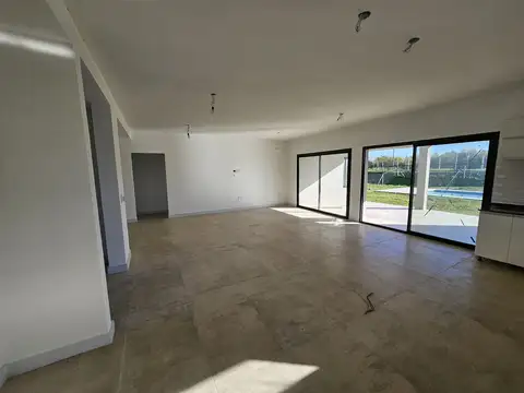 CASA EN VENTA y ALQUILER, 5 AMBIENTES, SAN SEBASTIAN AREA 9, APTO CREDITO