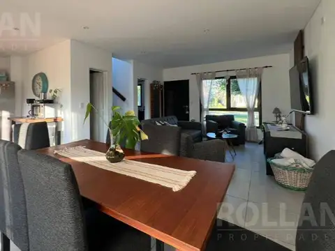 Casa en Alquiler con 2 cocheras