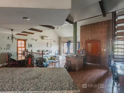 Casa en Venta con 3 cocheras