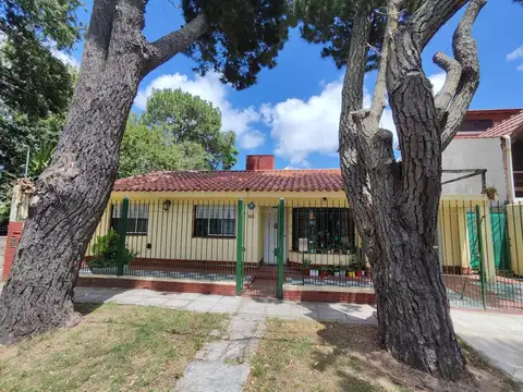 Amplio Chalet 4 ambientes con cochera y patio 