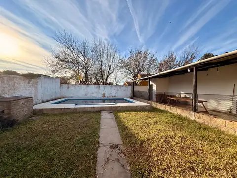 Casa 3 dormitorios, estudio, patio y pileta en venta Fisherton