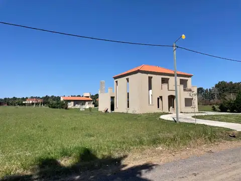 Casa a terminar pileta y quincho