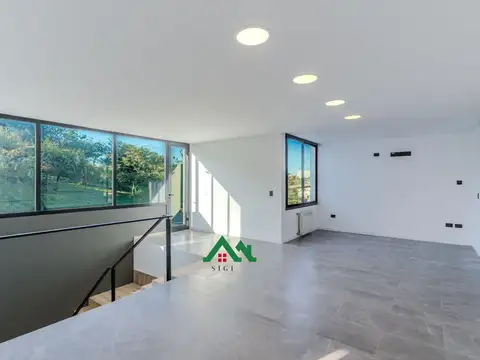 Casa en Venta con 3 cocheras