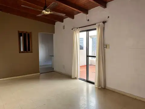 Venta - Casa de pasillo unica de 2 dormitorios con patio. Azcuenaga , Rosario.