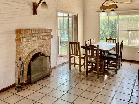 Casa 4 ambientes con 2 baños