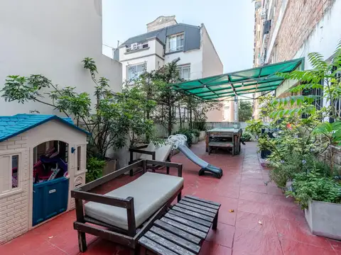 Excelente departamento en venta con gran patio en San Isidro.