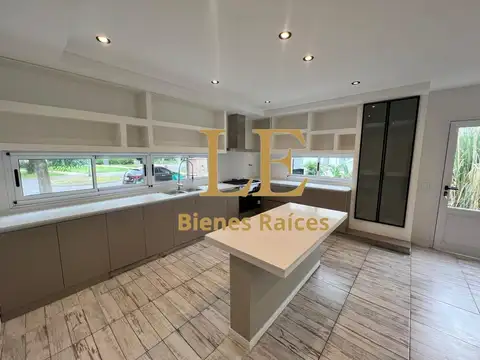 Casa 5 ambientes con 4 baños