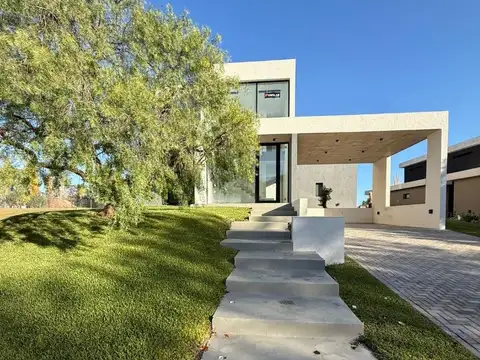 Casa 5 ambientes con 4 baños