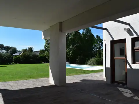 Casa 5 ambientes con 4 baños