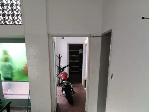 Casa en lote propio con cochera y terraza a refaccionar