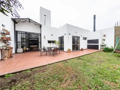 EN VENTA - CASA DOS DORMITORIOS CON JARDIN Y COCHERA - LAS HERAS, ROSARIO.