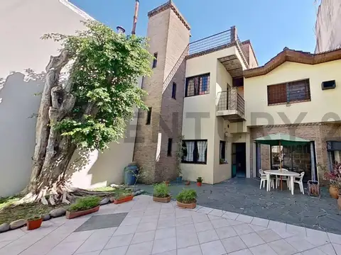 Casa 8 ambientes con 3 baños