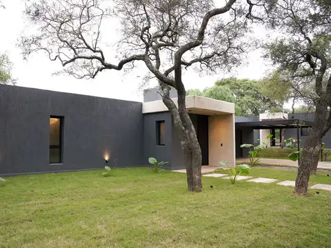 Venta casa de diseño en villa allende golf. En una planta.