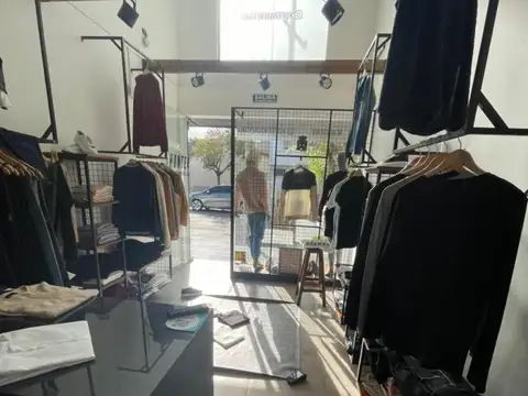 LOCAL EN VILLA LUZURIAGA EN INMEJORABLE UBICACION