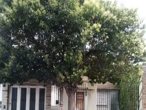 Casa en venta - 3 dormitorios 2 baños - Cochera - 490mts2 - Don Bosco, Quilmes