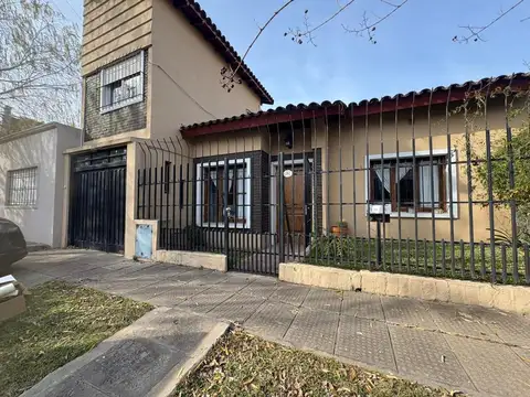 CASA, CUATRO AMBIENTES, EN VENTA. CASTELAR SUR