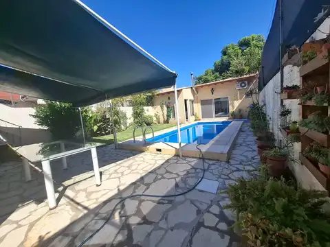 Casa con quincho y pileta en venta - Santos Lugares